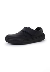 Sneaker nera in pelle con suola in gomma robusta, dotata di cinturino in Velcro e dettagli testurizzati lungo la tomaia e la punta.
