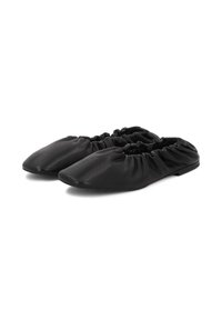 Čierne slip-on baleríny vyrobené z hladkej kože, s gumičkou pri členku, špicatou špičkou a plochou podrážkou.