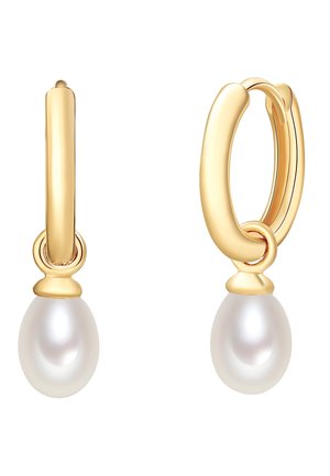 Orecchini a cerchio d'oro con un ciondolo di perla tonda e liscia. L'oro ha una finitura lucida e gli orecchini presentano un design elegante e moderno.