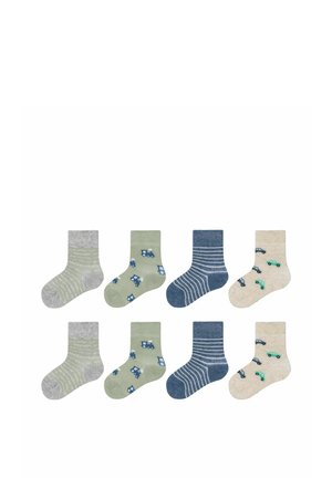 Acht paar peutersokken in verschillende kleuren: grijs, groen en crème. Patronen omvatten strepen en ontwerpen van kleine voertuigen.