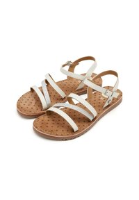 Sandalias blancas con tres correas, una de las cuales presenta purpurina plateada. Suela marrón con un patrón de estrellas impreso, hebilla ajustable en la correa del tobillo.