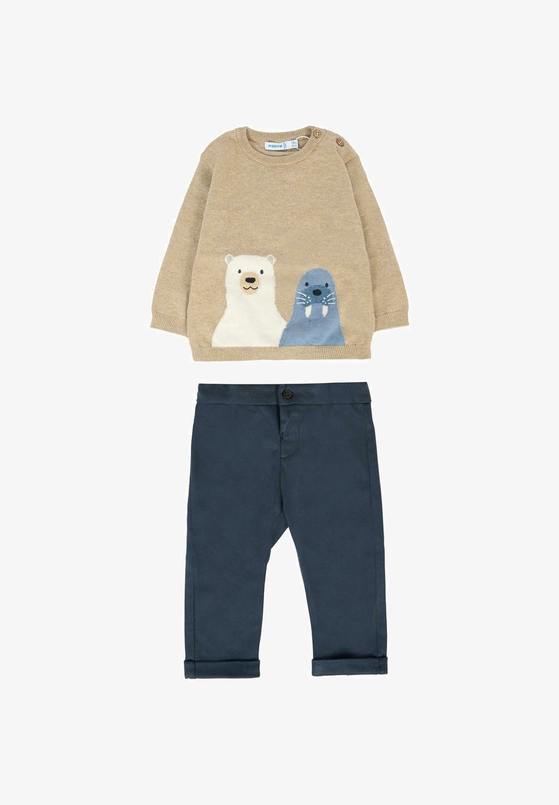 Beige fleece sweater met ontwerpen van een ijsbeer en zeehonden; gecombineerd met navy blauwe katoen broek met opgerolde manchetten en een knoopsluiting.