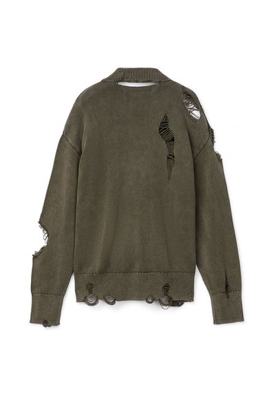 Oliwkowo-zielony sweter z dzianiny z licznymi celowo wykonanymi rozdarciami i postrzępionymi dziurami na rękawach, plecach i dolnym brzegu.