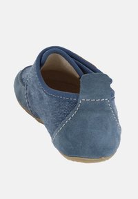 Niebieski zamszowy but wsuwany z teksturowaną tkaninową wstawką, kontrastującym przeszyciem oraz zaokrąglonym noskiem i niską gumową podeszwą.