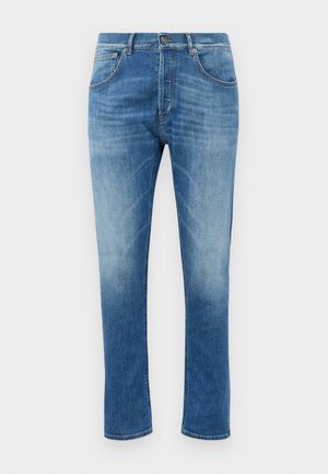 Jeans in denim azzurro chiaro con taglio dritto, dotati di cinque tasche, leggere sfumature sul tessuto e aree sbiadite per un aspetto vissuto.