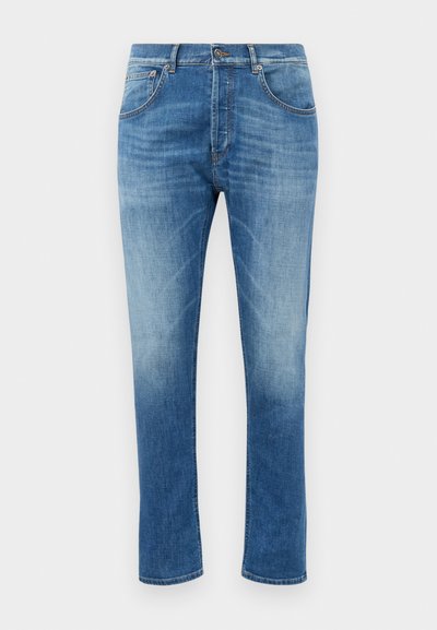 Jeans in denim azzurro chiaro con taglio dritto, dotati di cinque tasche, leggere sfumature sul tessuto e aree sbiadite per un aspetto vissuto.