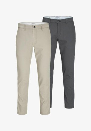 Twee paar slimfit broeken, één beige en één donkergrijs. Beide hebben een klassieke tailleband, voorzakken en zijn gemaakt van een gladde katoenmix.