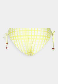 Parte de baixo de bikini em amarelo e branco, com padrões quadriculados e laterais ajustáveis, decorada com contas de madeira. O material é leve e texturizado.