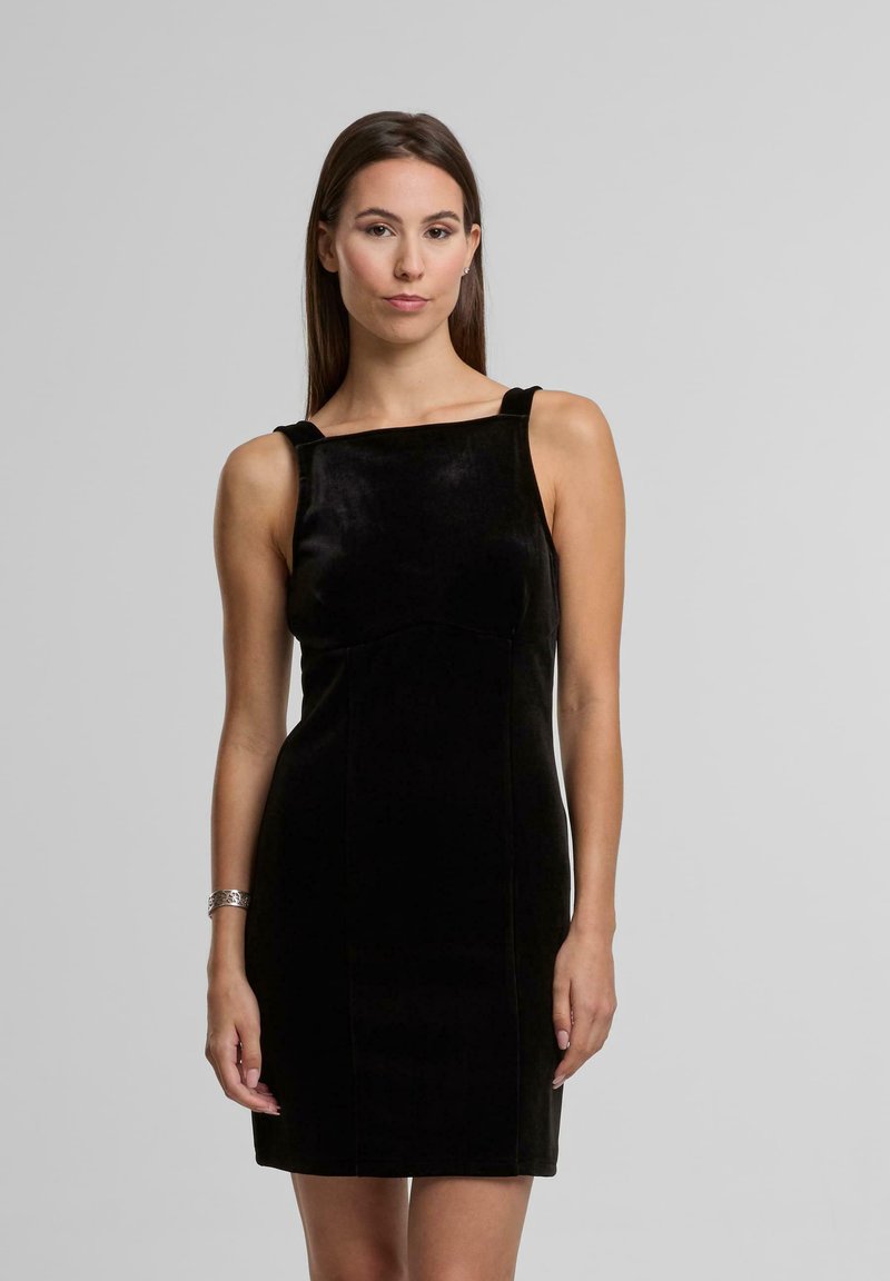Černé sametové šaty se střihem s rovním výstřihem, úzkým střihem a širokými ramínky. Tkanina má hladký, jemný povrch.