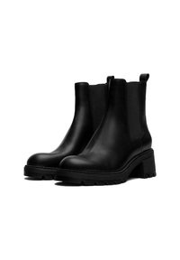 Botine negre din piele, cu panouri elastice pe laterale, talpă robustă și toc masiv. Prezintă un finisaj neted și tab-uri pentru o îmbrăcare ușoară.