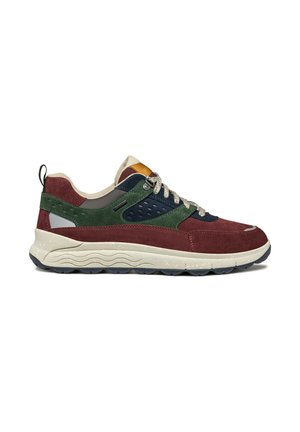 Sneaker multicolore caratterizzato da suede bordeaux, verde, blu navy e beige, suole testurizzate e dettagli riflettenti, con colletto imbottito e intersuola maculata.