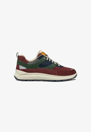 Sneaker multicolore caratterizzato da suede bordeaux, verde, blu navy e beige, suole testurizzate e dettagli riflettenti, con colletto imbottito e intersuola maculata.