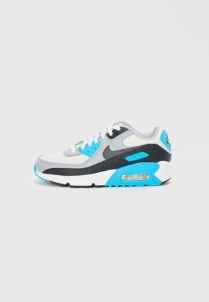 Baskets Nike Air Max 90 en gris, noir et bleu. La semelle intermédiaire dispose d'un amorti à air ; la tige combine des matériaux en maille et synthétiques avec un design à lacets.