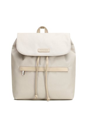 Zaino in tessuto beige con patta, cinturino frontale in pelle, chiusura a coulisse e placca con logo del marchio sulla patta.