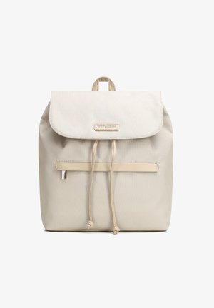 Mochila de tela beige con solapa, correa de cuero en la parte delantera, cierre con cordón y placa con el logotipo de la marca en la solapa.