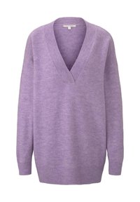 Pull V en lavande en matériau doux, avec des poignets et un ourlet côtelés, présentant une coupe décontractée et une silhouette allongée.