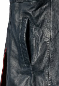 Navy Lederjacke mit strukturiertem Finish, seitlichen Schlitztaschen und kontrastierendem roten Innenfutter, das das schlanke Design und die Handwerkskunst betont.