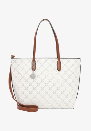 Bílá taška typu tote s dekorativní texturou, hnědými držadly z umělé kůže, černým lemováním a odnímatelným popruhem přes rameno. Obsahuje stříbrný přívěsek.