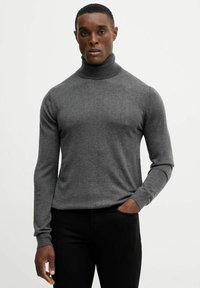 Maglione a collo alto grigio realizzato in materiale a maglia fine e liscia. Presenta polsini e collo a costine, una forma aderente e maniche lunghe.
