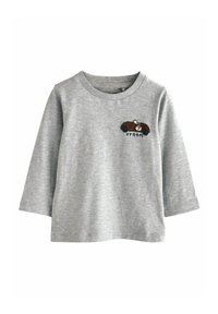 Szary longsleeve w miękkim materiale z grafiką czerwonego samochodu z numerem 7 oraz haftowanym napisem "vroom" na piersi.