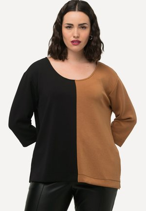 Sweater in blokkleuren met zwarte en bruine secties, brede ronde halslijn en driekwart mouwen. Gemaakt van zachte, gestructureerde stof.
