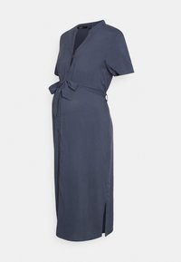 Abito premaman blu navy con maniche corte, chiusura a bottoni davanti, scollatura a V e cintura da annodare in vita. Lunghezza lunga con spacchi laterali per facilitare i movimenti.