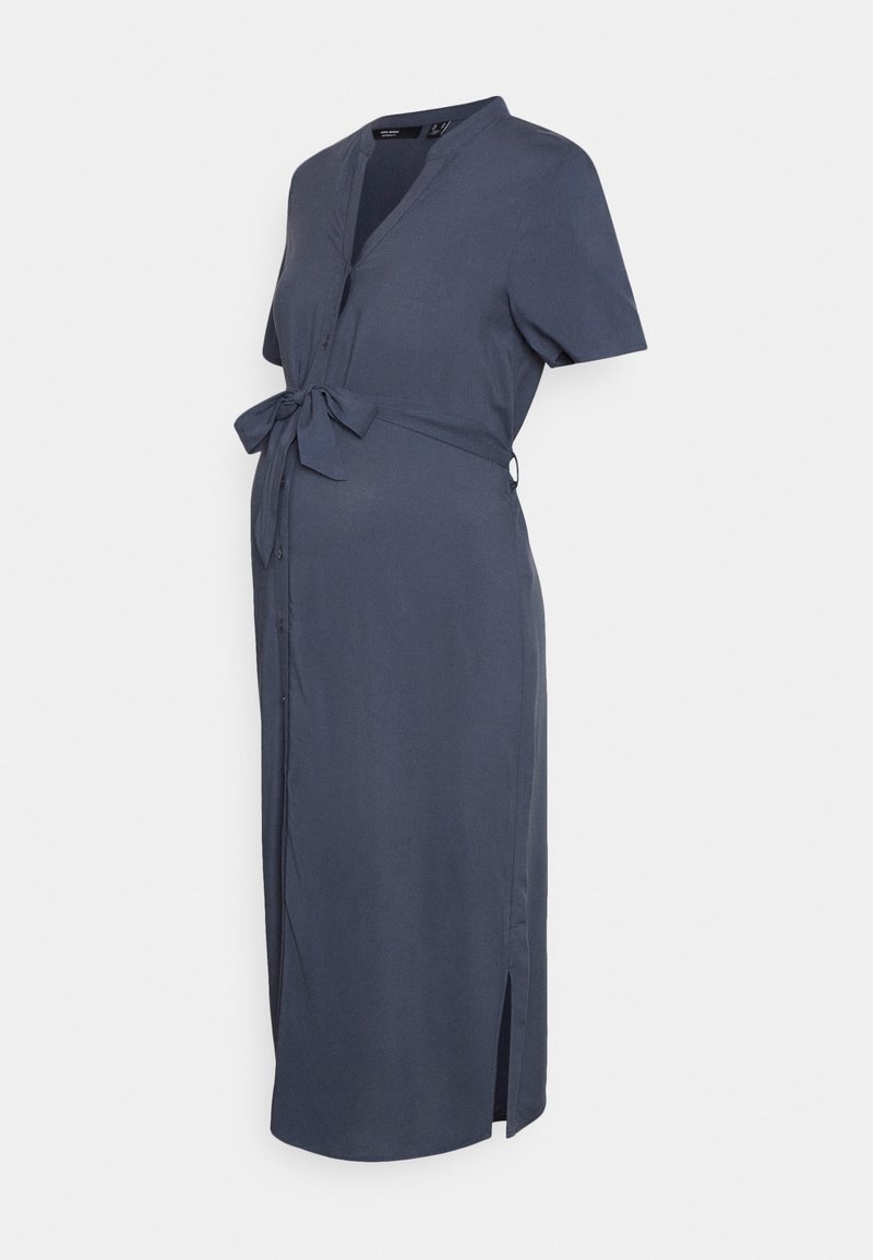 Abito premaman blu navy con maniche corte, chiusura a bottoni davanti, scollatura a V e cintura da annodare in vita. Lunghezza lunga con spacchi laterali per facilitare i movimenti.