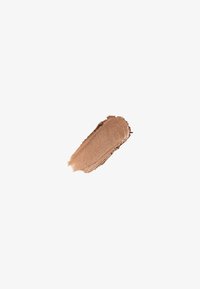Traccia di trucco bronzo cremoso con lucentezza metallica, texture liscia e forma allungata su sfondo bianco puro.