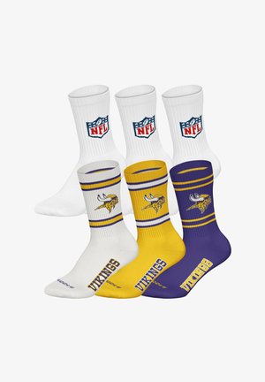 Drei Paar Minnesota Vikings NFL Crew-Socken in Weiß, Gelb und Lila mit Teamlogo, Streifen und Schriftzug „Vikings“.