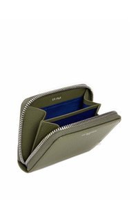 Portefeuille zippé en cuir texturé vert olive, avec un intérieur bleu comprenant plusieurs emplacements pour cartes et une fermeture éclair en argent lisse.