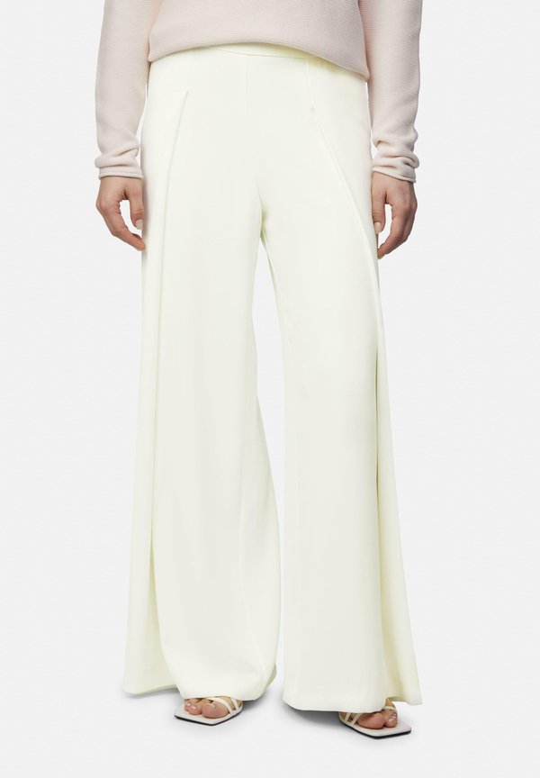 FLIESSENDE MARLENE - Stoffhose - weiß