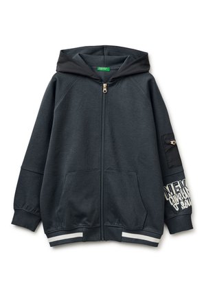 Dunkelgrauer Kapuzenpullover mit Reißverschluss, schwarzer Kapuze, Fronttaschen, gestreiftem Saum, einer kleinen Reißverschlusstasche am Ärmel und weißem grafischem Text auf dem linken Arm.