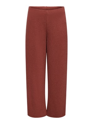 Spodnie o szerokich nogawkach w kolorze rdzy, wykonane z dzianiny, z elastycznym pasem, teksturowaną tkaniną, bez widocznych kieszeni ani zapięć.