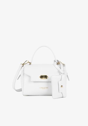 Sac à main Lancaster Paris blanc avec poignée supérieure, bandoulière réglable, fermoir doré, et pochette assortie attachée avec fermeture à bouton-pression.
