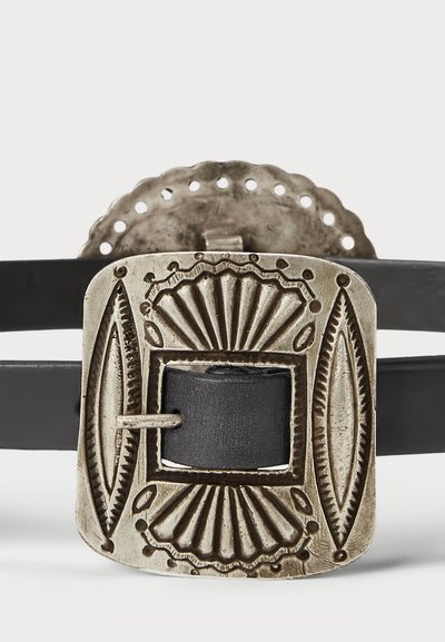 Μαύρη δερμάτινη ζώνη με ορθογώνια ασημένια αγκράφα που διαθέτει περίπλοκα ανάγλυφα σχέδια, συμπεριλαμβανομένων γραμμών, καμπυλών και ενός κεντρικού σκούρου τονισμού.