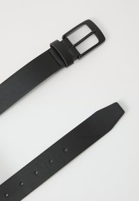 Ceinture en cuir noir dotée d'une boucle en métal rectangulaire et de plusieurs trous de réglage le long de la sangle. Texture lisse et extrémité effilée.