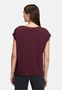Bordeaux-rotes kurzärmeliges T-Shirt mit Rundhalsausschnitt und 3/4 Ärmeln. Leichter, glatter Stoff; leicht lockere Passform und abgerundeter Saum.