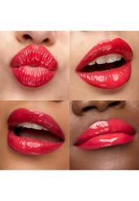 Vier close-ups van diverse lippen met glanzende rode lippenstift, die verschillende monduitdrukkingen en huidskleuren tonen.