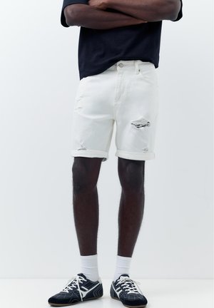 PULL&BEAR SLIM-FIT RIPS BERMUDA SHORTS - Denimshorts - white