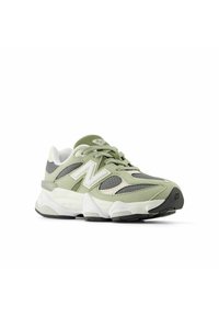 Grüne und graue Sportschuhe mit Mesh- und Wildleder-Obermaterial. Verfügen über eine klobige weiße Zwischensohle, graue Akzente und ein Logo an der Seite.