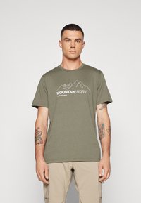 Peak Performance EXPLORE GRAPHIC TEE - Camiseta estampada - pine needle
