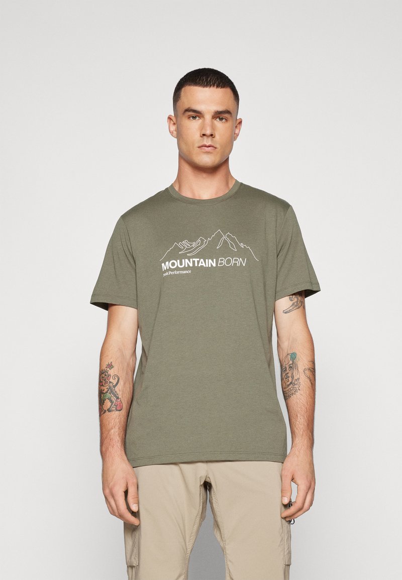 Peak Performance EXPLORE GRAPHIC TEE - Camiseta estampada - pine needle