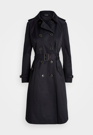 Trench coat azul-marinho feito de tecido suave, com botões duplos, uma cintura com cinto e epauletes, apresentando um colarinho clássico e bolsos com aba.