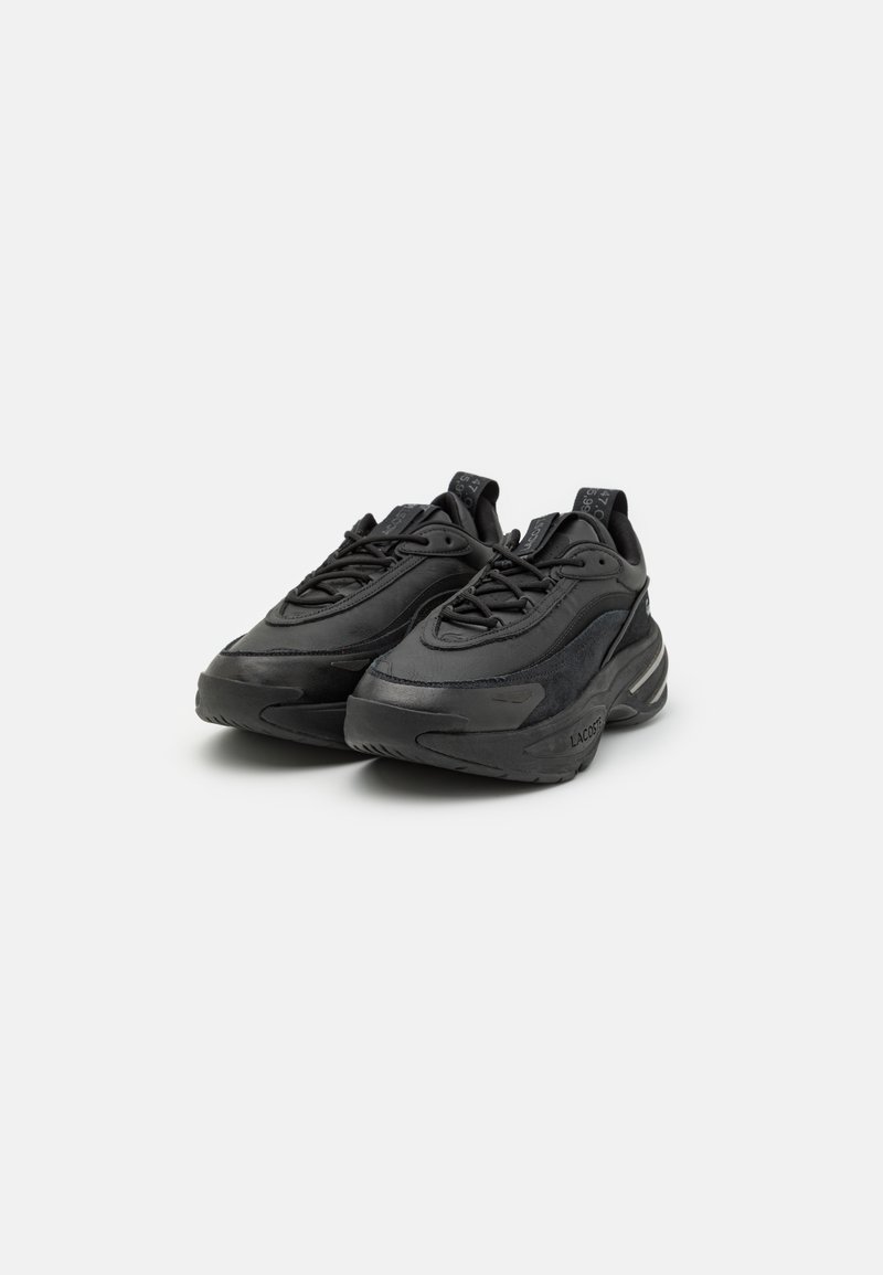 Czarne buty sportowe z mixem skóry i zamszu, okrągłym noskiem, grubą podeszwą oraz wyraźnymi sznurowadłami z logo na języku.