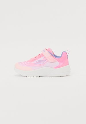 Sneaker de sport rose avec une tige en mesh lisse, une sangle à crochet et boucle, et une semelle en caoutchouc blanche ; présente des accents de couleur superposés en violet.