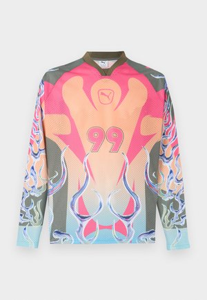 Maillot de sport à manches longues avec motifs abstraits en rose, orange, bleu et gris, logo Puma près du col et numéro 99 centré sur le devant.