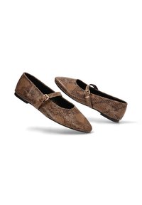 Zapatos planos Mary Jane de color marrón con patrón de piel de serpiente, con punta redondeada y pequeñas correas con hebillas doradas, sobre un fondo blanco.