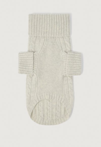 Kremna pletena majica za pse s turtleneckom i kratkimi rokavi, ki vsebuje rebraste in kabelske pletenine.