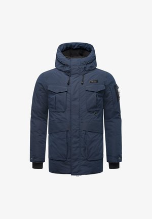 Granatowa, ocieplana kurtka z kapturem, z przodu na zamek, z dwoma kieszeniami na piersi, dwoma kieszeniami poniżej oraz regulowanymi mankietami. Posiada polarową, ocieplaną stójkę.