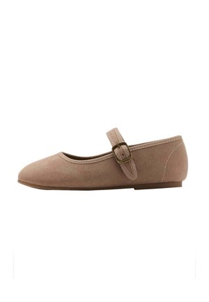 Hellbrauner Veloursleder Mary Jane flacher Schuh mit rundem Zehenbereich und verstellbarem Riemen mit Metallschnalle auf weißem Hintergrund.